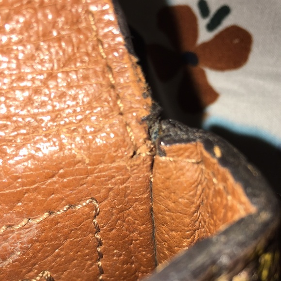 Super cute ☺️ Monogram CROSSBODY bag - Picture 10 of 14